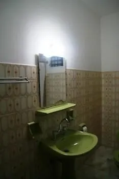 柏拉顿酒店 * 法里拉基